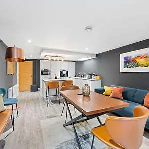 Righ - Luxury West End Artisan Apartment